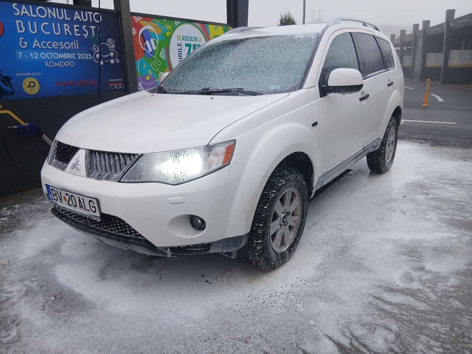 Mitsubishi Outlander 2 , An fab 2010 , 4 x4 ,7 Locurii