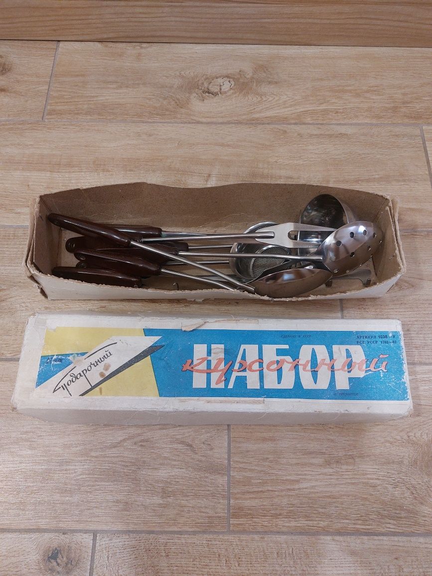Кухненски набор - чисто нов, руски.