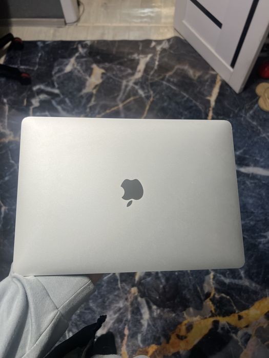 Продам Macbook Air 2020 года 256 gb