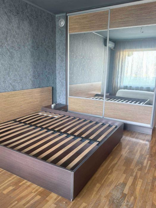 Гардероб 260/220/60см спалня с  и нощни шкафчета 200/180 матрак