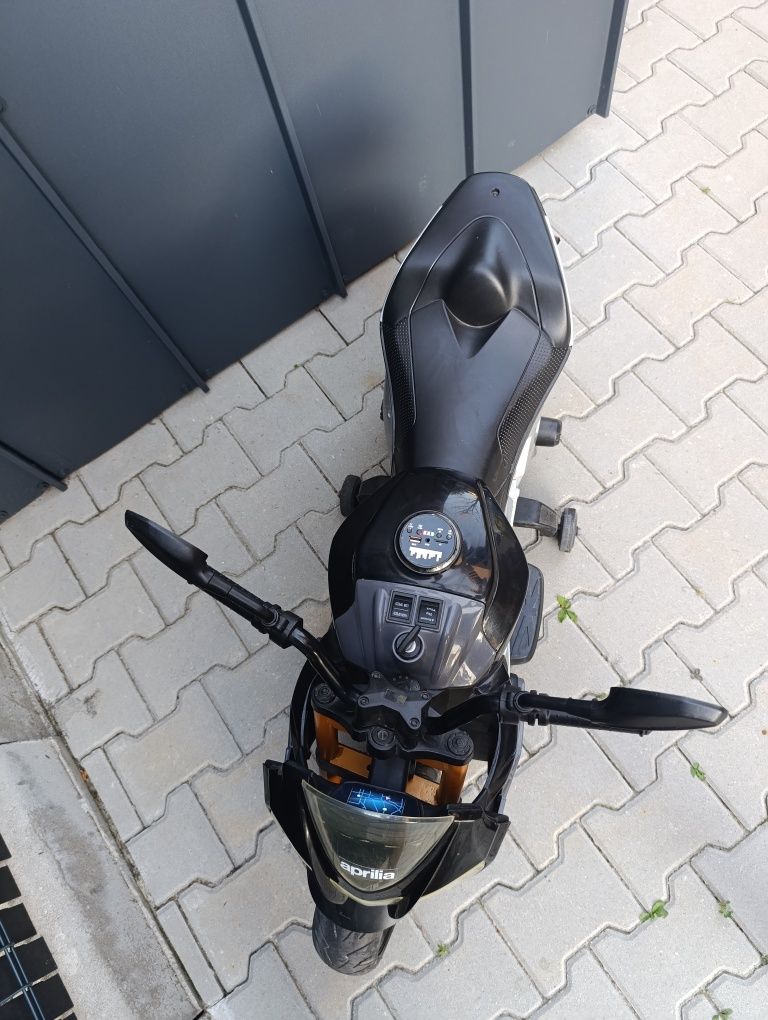 Акумулаторен мотор APRILIA TUONO V4 1100 RR с кожена седалка 12V