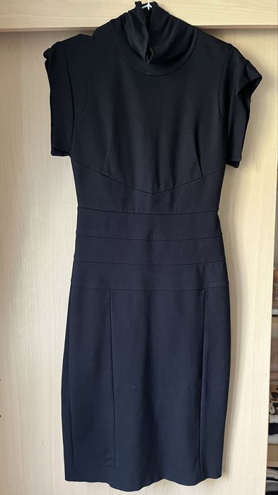 Платье ниже колен