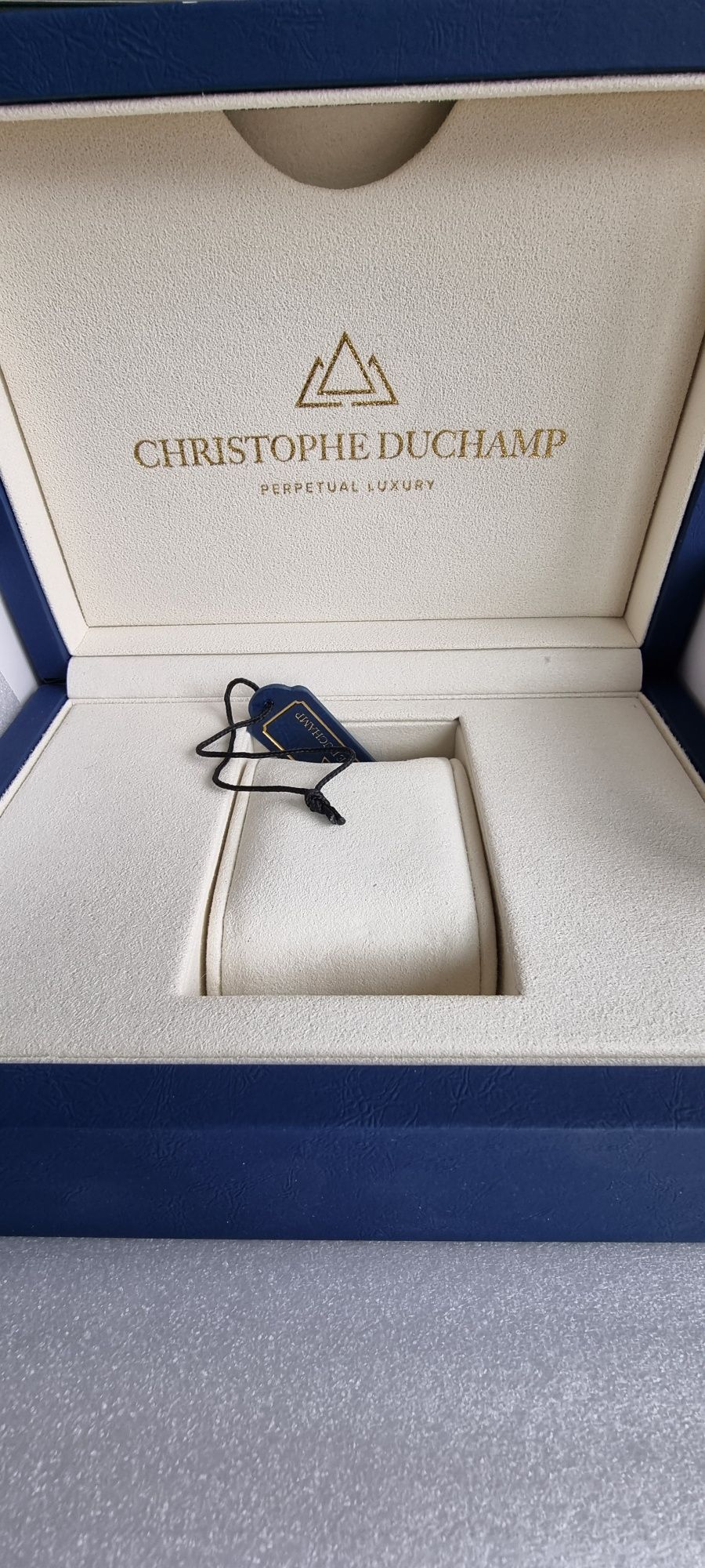 Продавам часовник Christopher Duchamp