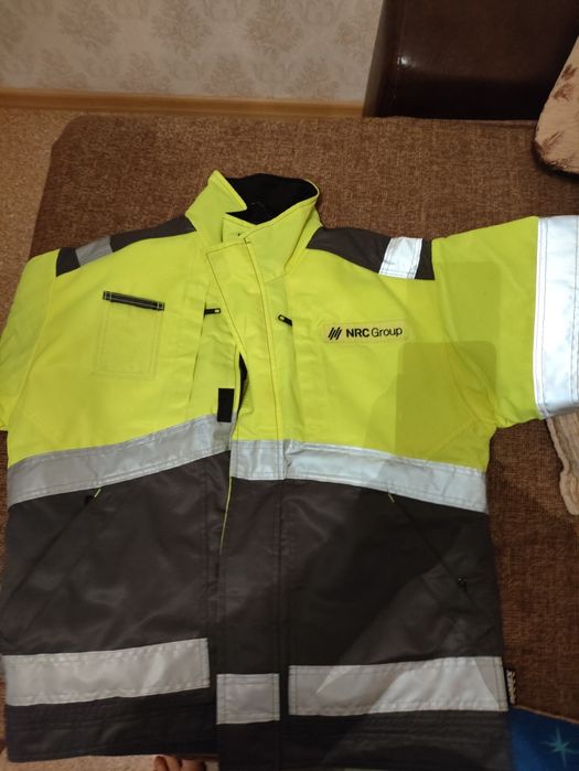 куртка новая, со светоотражающими вставками.