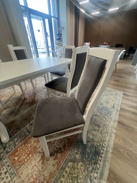 Деревянные стол со стульями