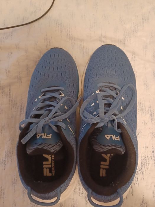 Vând pantofi sport albastri