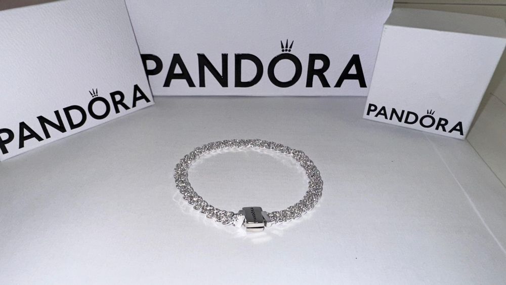 Brățară Pandora cu lanț cubanez cu elemente în stil pavé
Argint 925
81