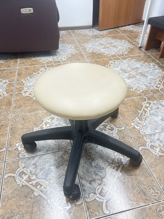 Продам роликовый стул