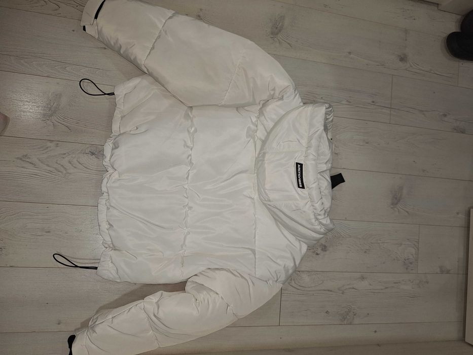 Дамско зимно бяло яке.