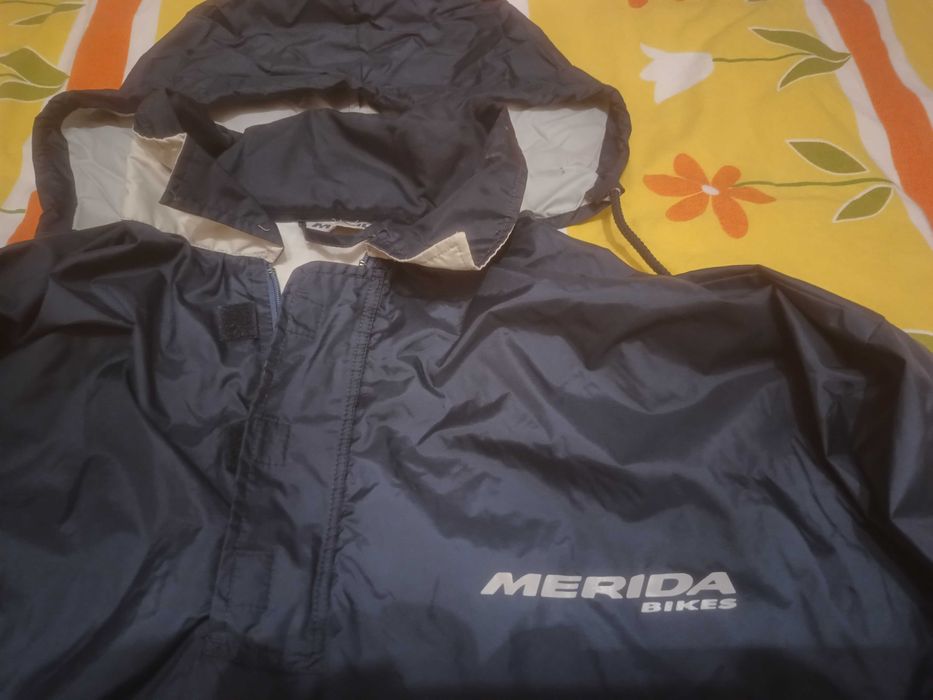 MERIDA-BIKES ветроустойчиво и водоустойчиво яке с качулка и подплата.