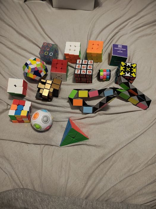 Vând colecție personala de cuburi Rubik
