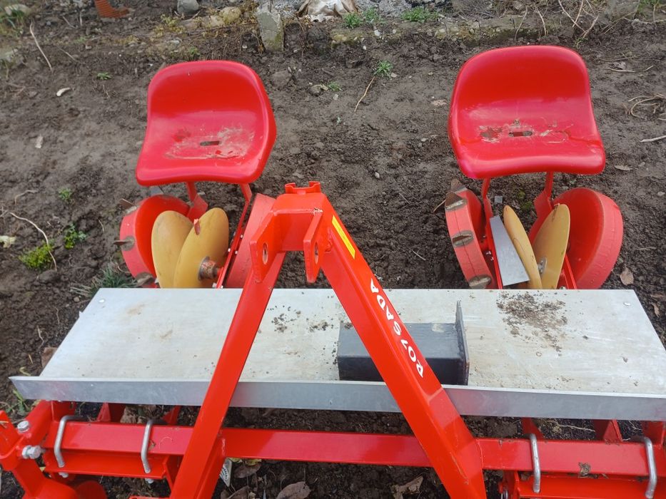 Vând plantator rasaduri în stare foarte buna ,Garoafa vn