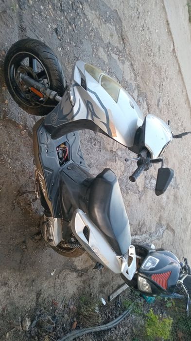 Vand doua scutere unu de 50 2t cu acte si unu de 80 4t
