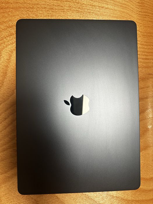 Laptop Apple MacBook Air 13 cu procesor Apple M3