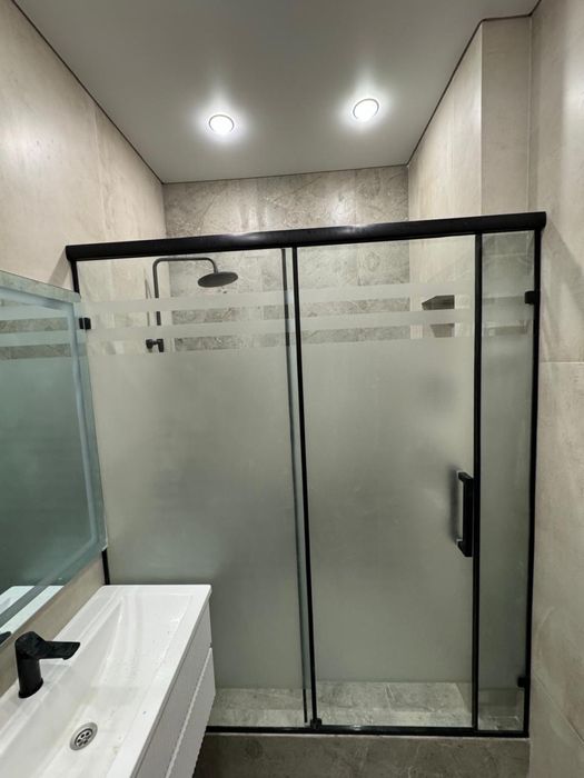 Душ кабины, межкомнатные перегородки и зеркало