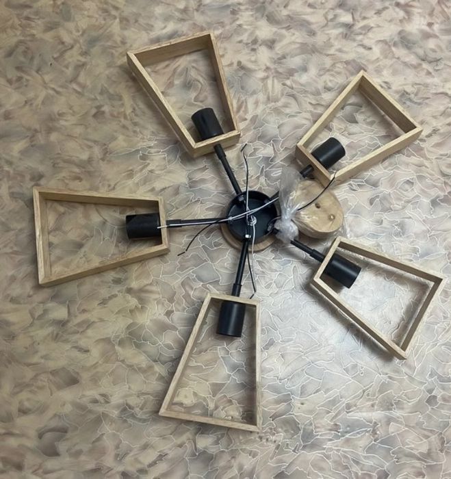 Продам люстру- деревянная. Без лампочек