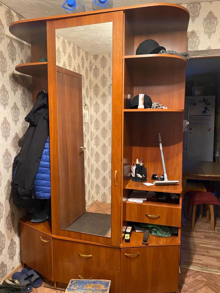 Срочно! Прихожую б/у в хорошем состоянии