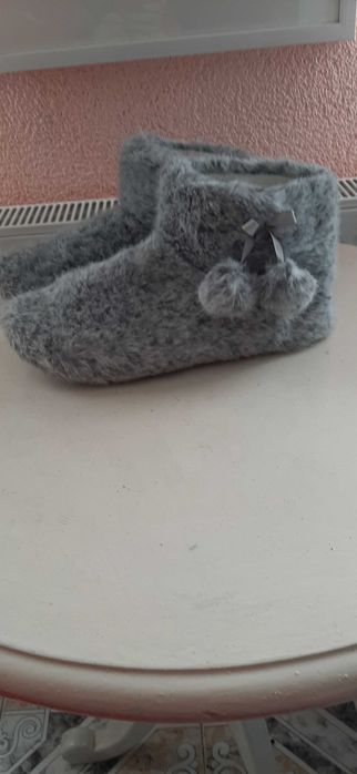 Дамски пухкави пантофи с помпони