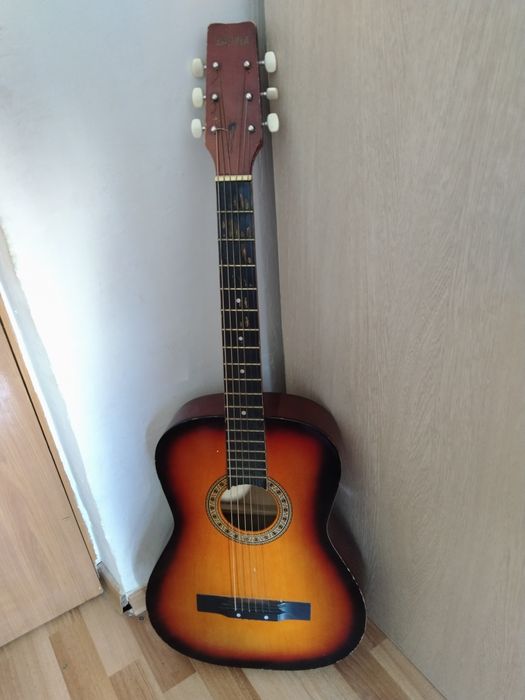 Акустическая гитара цвета Sunburst