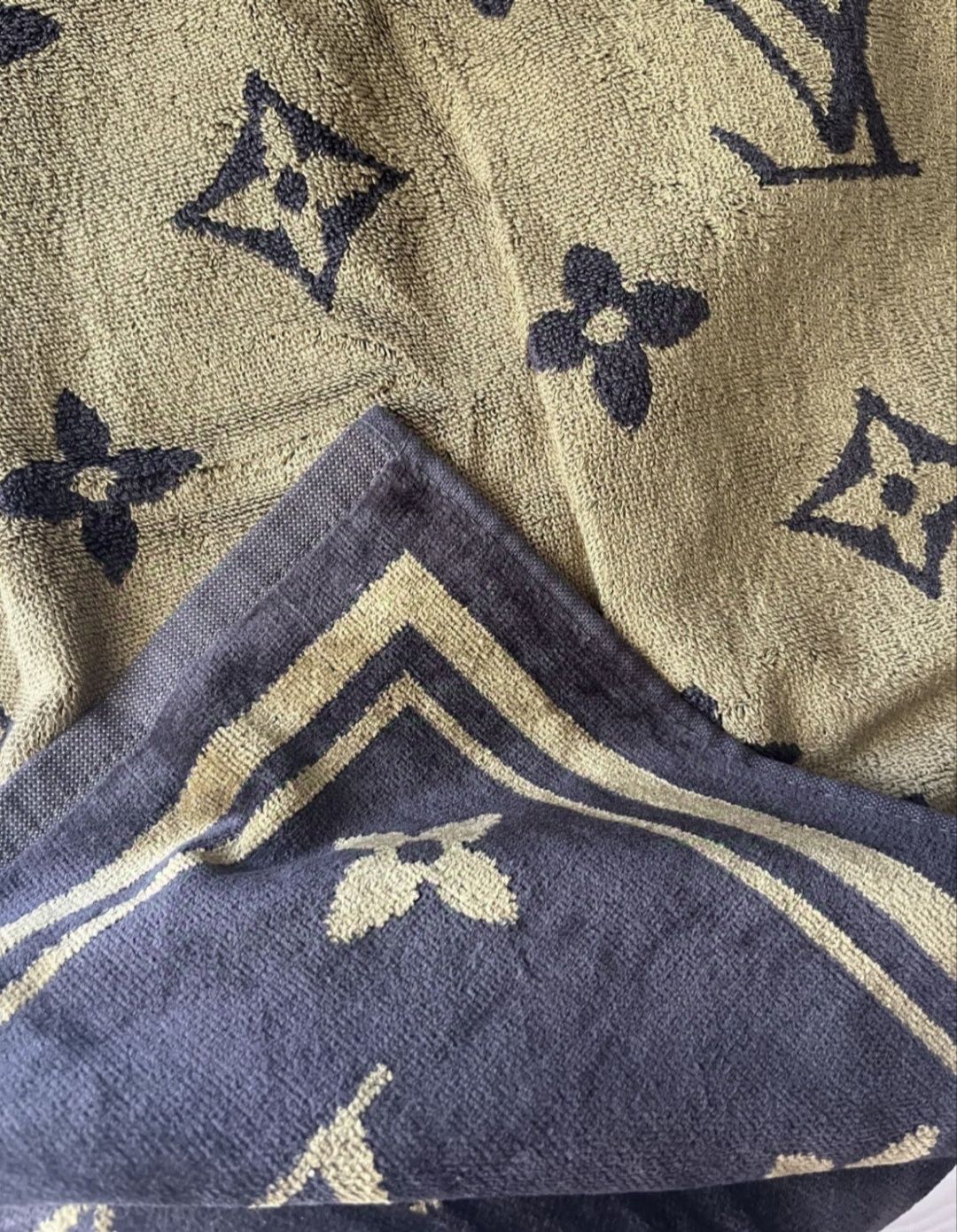 Louis Vuitton culoare maro inchis