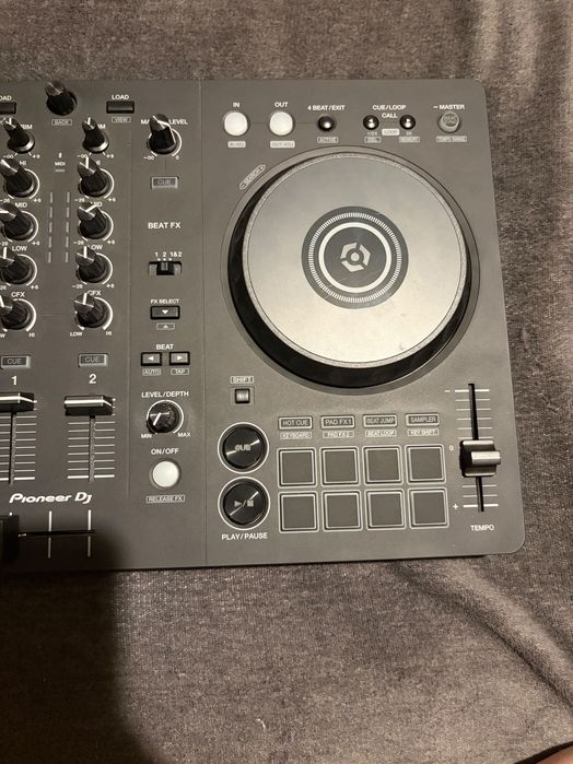Pioneer DDJ-FLX4 – Mixer DJ aproape nou, folosit foarte puțin