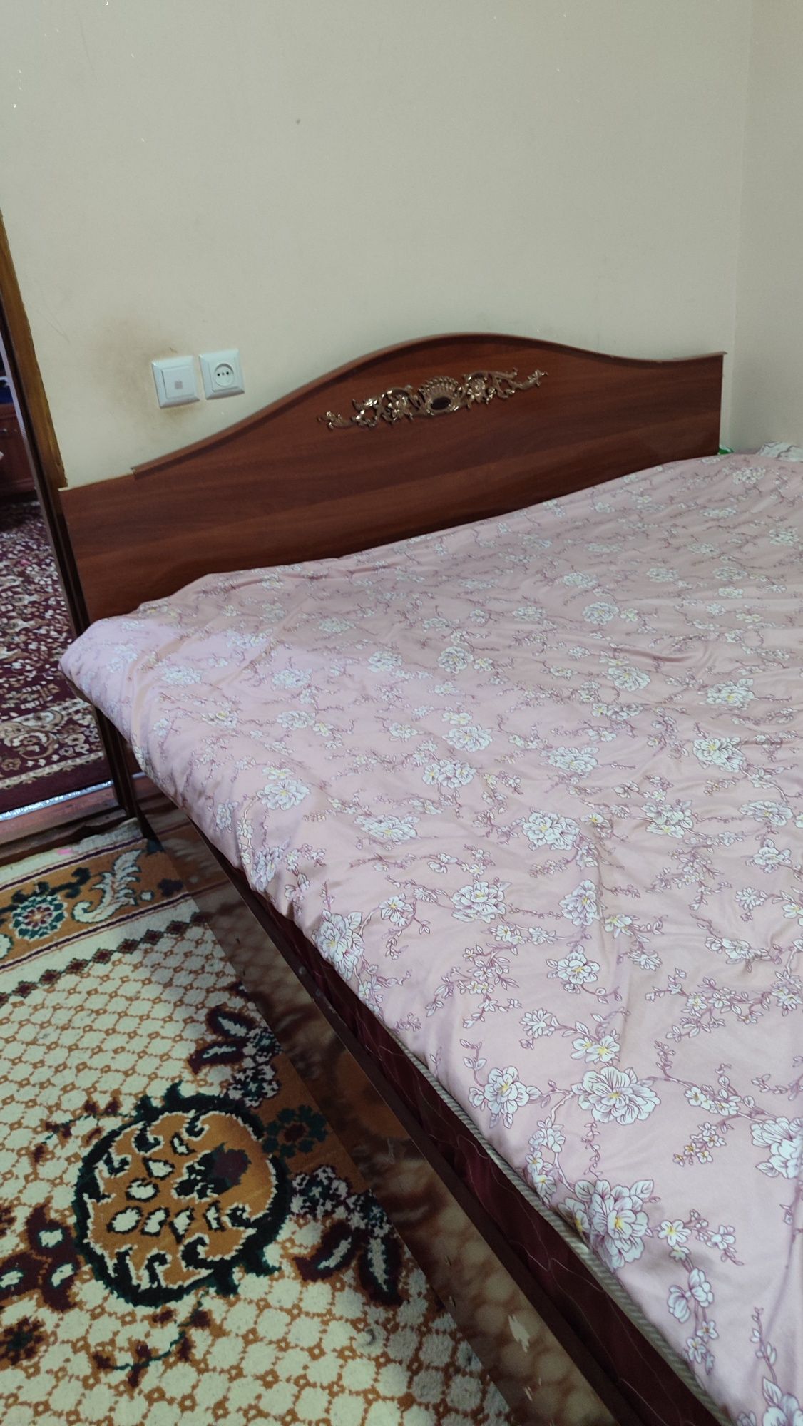 Katta hajmdagi divan sotiladi