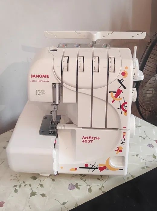 Оверлок Janome ArtStyle 4057 белый