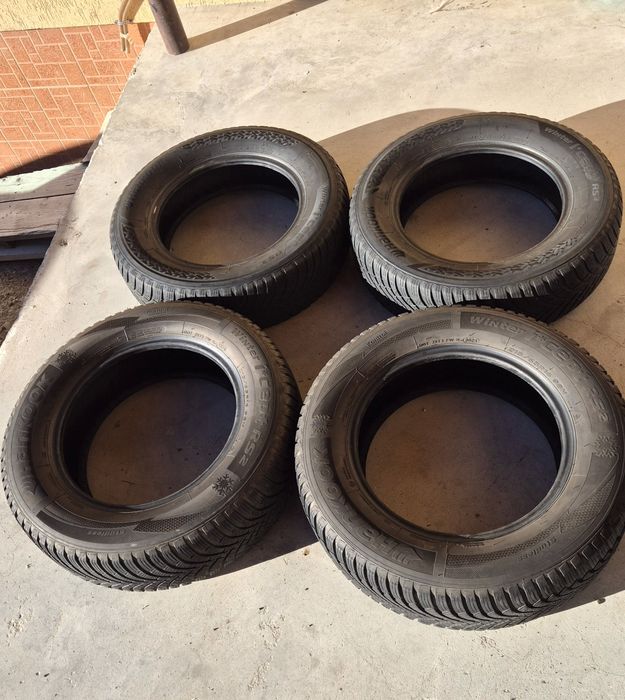 Vand set 4 cauciucuri de iarna Hankook 215/65 R16 pret 250 Ron toate 4