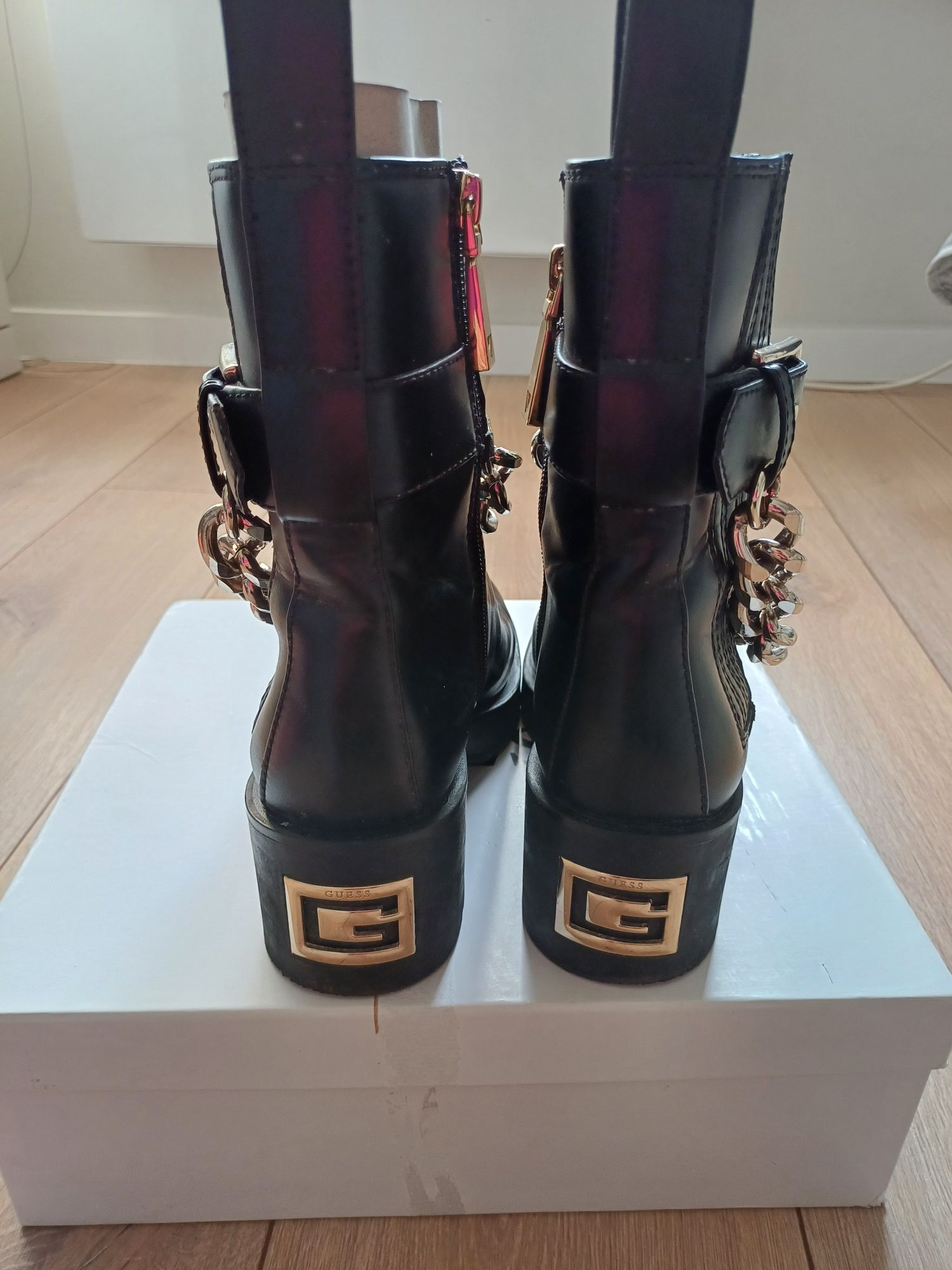 Кожени боти Guess