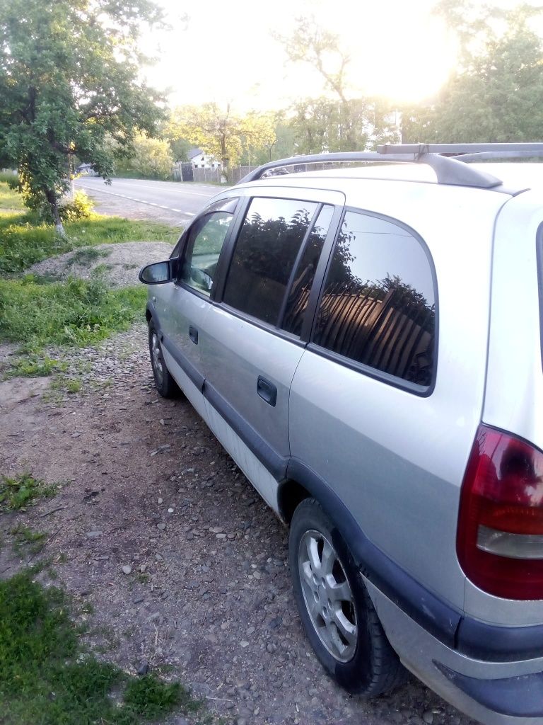 Vând Opel Zafira