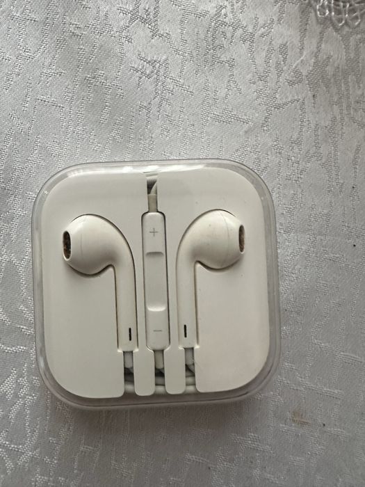 Продам нушники оригинал Apple AirPods !