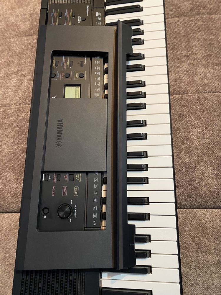 Продам Синтезатор Yamaha PSR-E273 с пюпитром