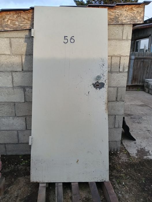 Дверь железная с замком. Б/У