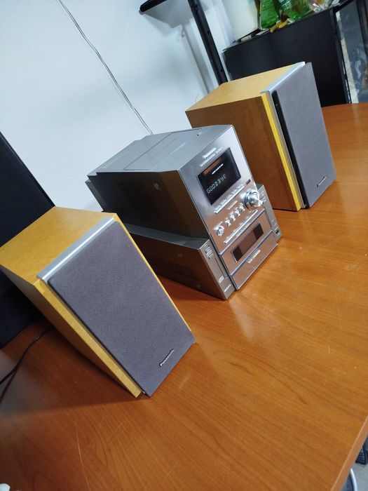 Superb sistem Panasonic model: SA-PM17. 5 CD-uri.  Complet functional!