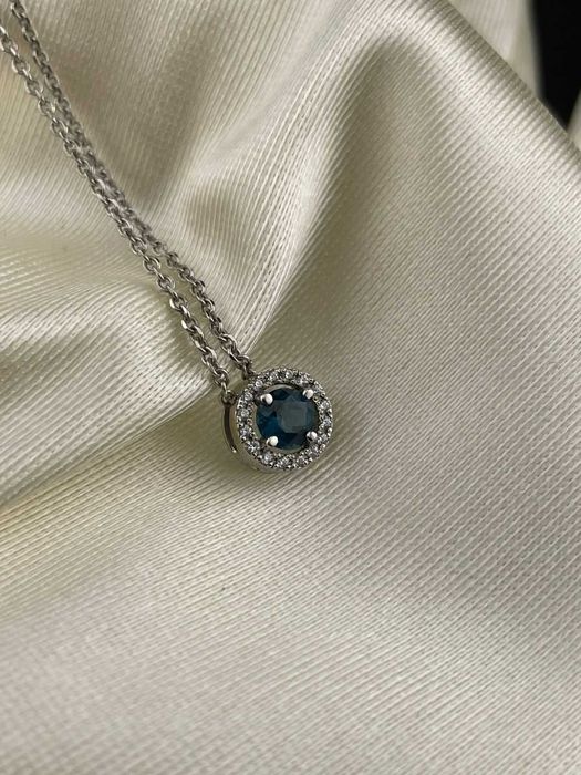 Кулон из белого золота с топазом