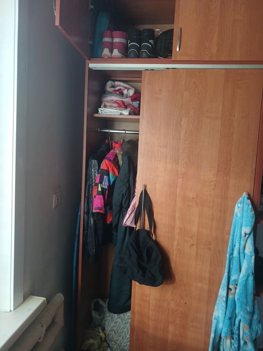 Продам шкафы и круглый стол раздвижной