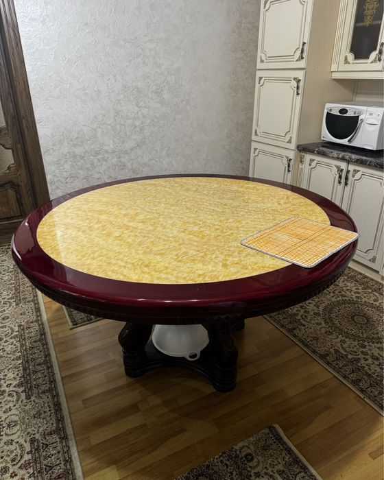 Стол круглый , с крутящимся по середине кругом