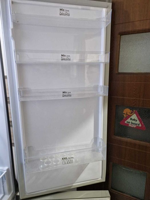 De vânzare frigider cu probleme. Îngheață greu