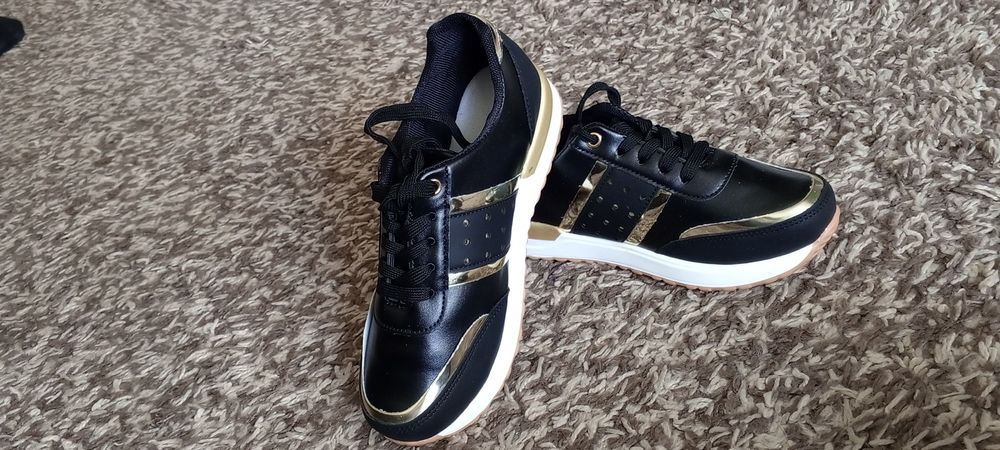 Кроссовки женские