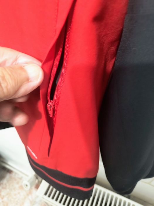 Geaca marca Adidas marime L culoare neagru și roșu
