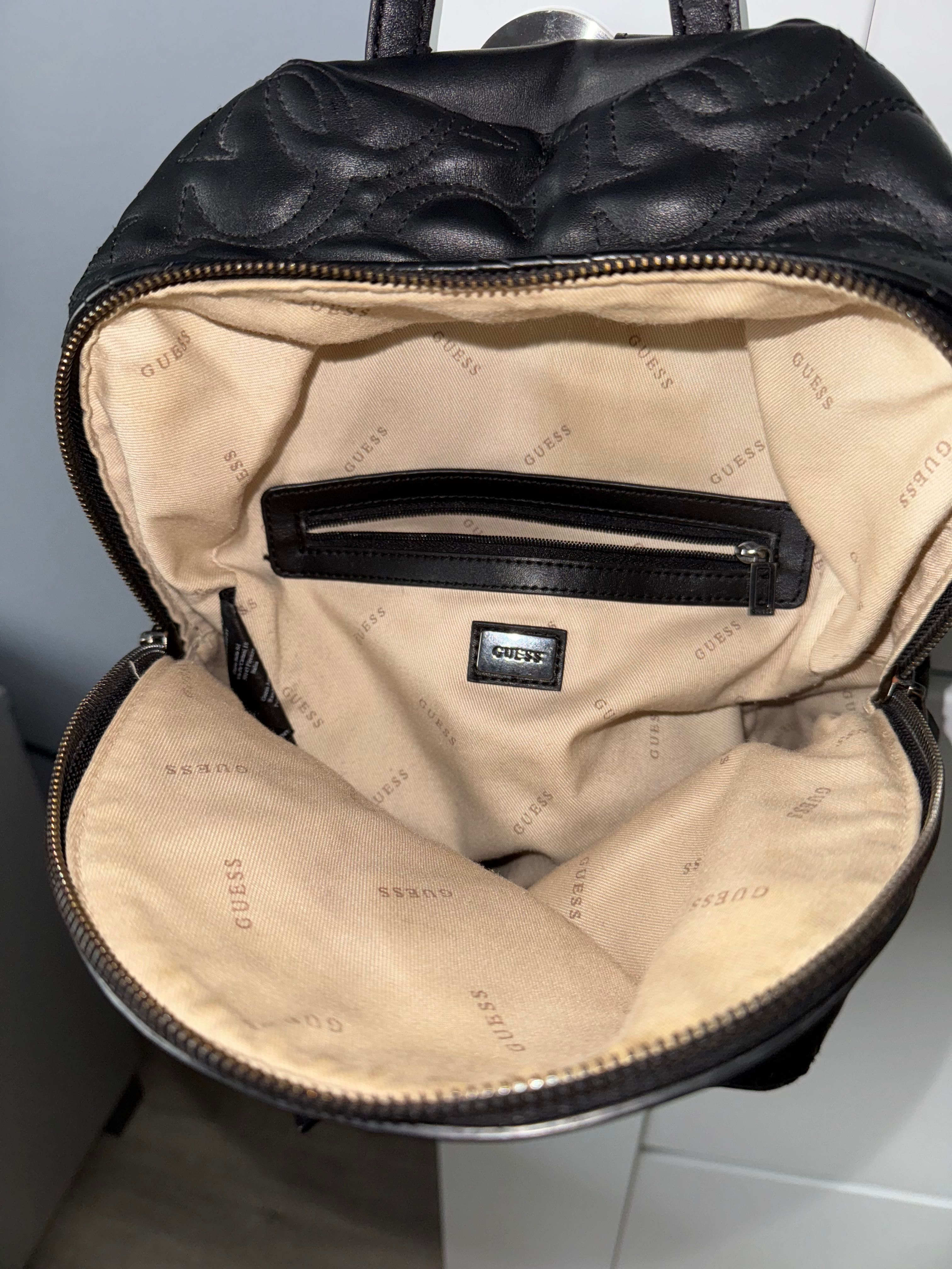 Кожена раница Guess
