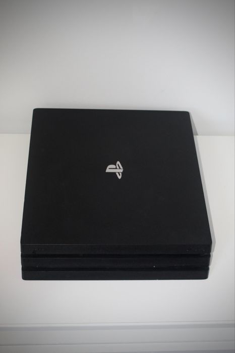 PlayStation 4 Pro 1TB + 3 controllere + Jocuri