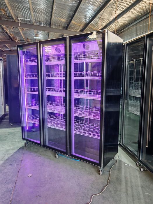 Холодильник трех дверный для магазина