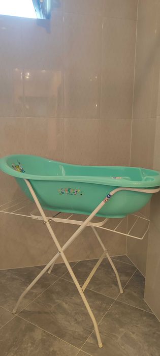 Бебешка вана със стойка и подложка за къпане.