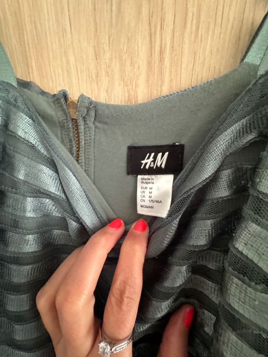 Красива зелена рокля