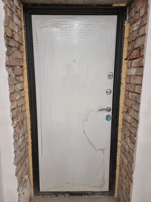 Yangi eshik sotiladi 96/2.05 m