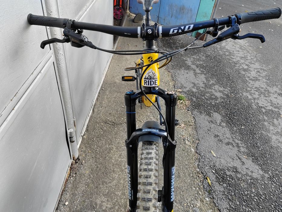 Bicicleta full suspension Ghost riot 2023 si un Ghost Slamr 4.9