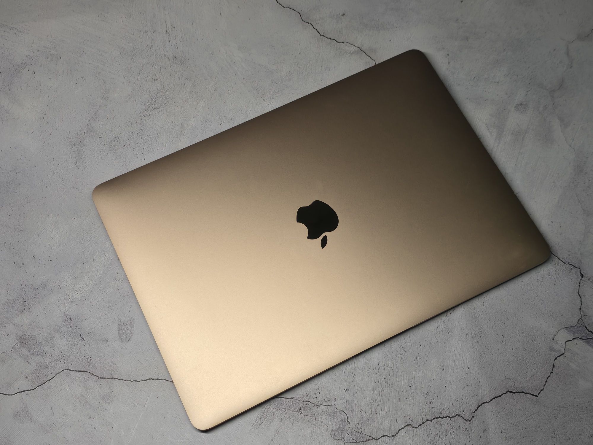 MacBook Air 2019 gold