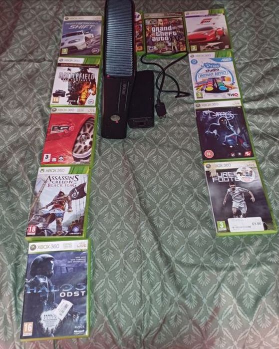 Xbox 360 cu 2 joystick-uri si 10 jocuri