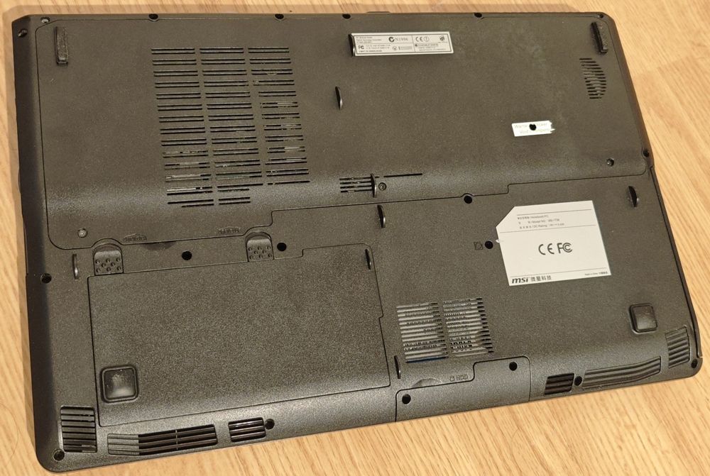 MSI 17.3 inch, intel i5, 2 GPU, 2 harduri, 4 GB ram